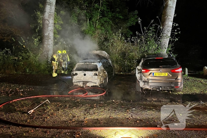 Geparkeerde auto verwoest door brand