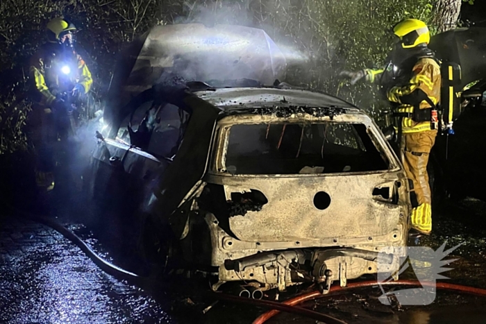 Geparkeerde auto verwoest door brand