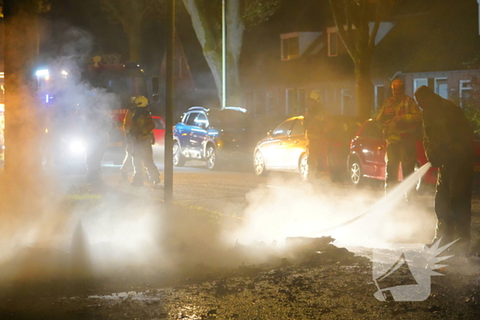 Brandweer blust afvalbrand