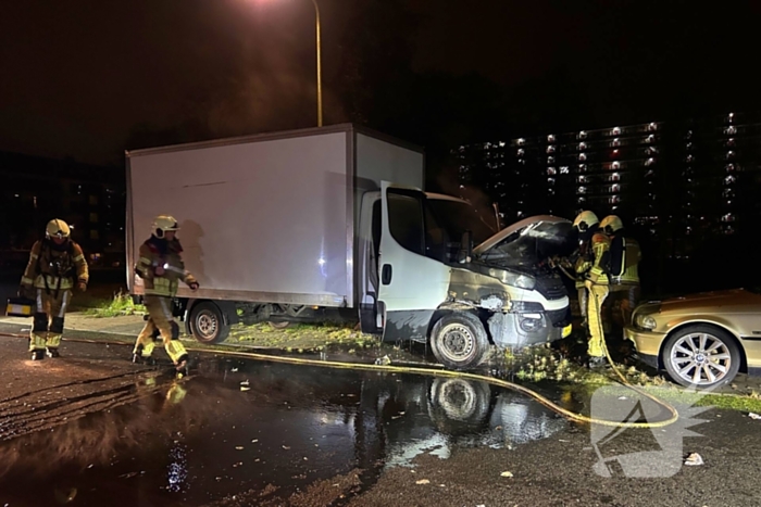 Politie onderzoekt oorzaak brand in geparkeerde bakwagen