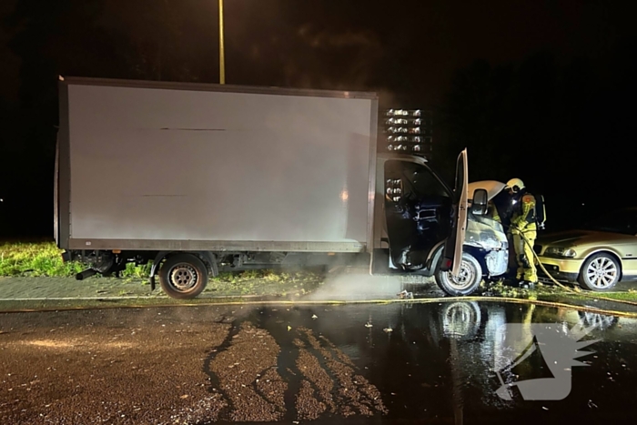 Politie onderzoekt oorzaak brand in geparkeerde bakwagen