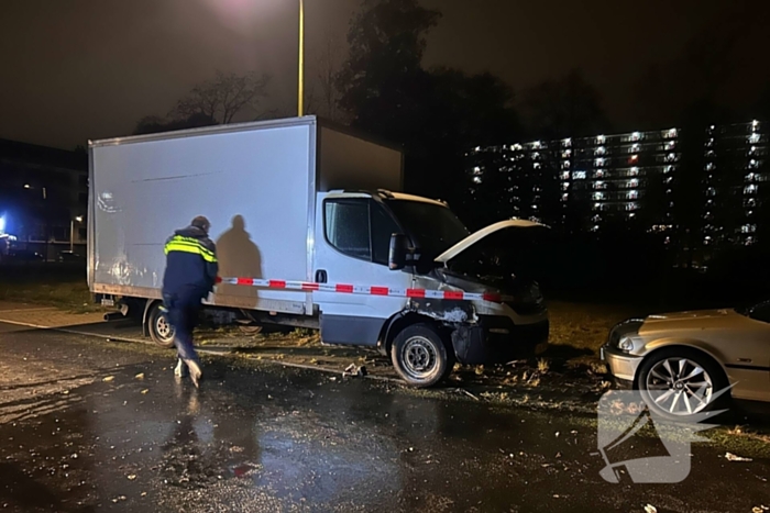 Politie onderzoekt oorzaak brand in geparkeerde bakwagen