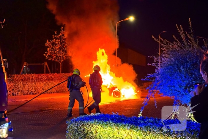 Brandweer blust hevige autobrand