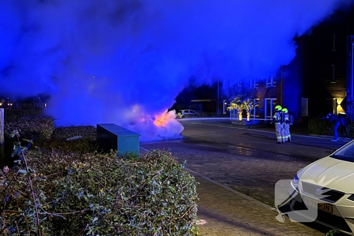 Brandweer blust hevige autobrand