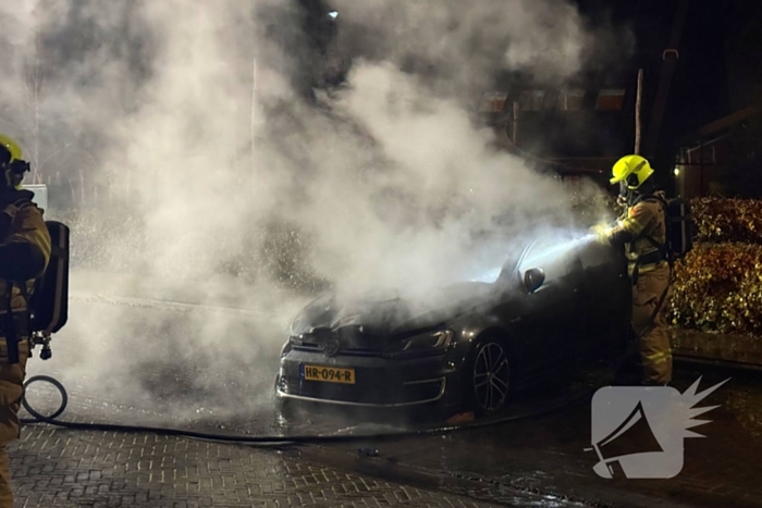 Brandweer blust hevige autobrand