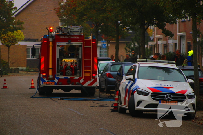 Brandweer blust brand op zolder