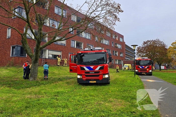 Brandweer redt bewoner en huisdier uit brandende woning