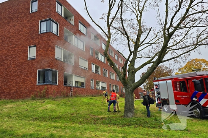 Brandweer redt bewoner en huisdier uit brandende woning