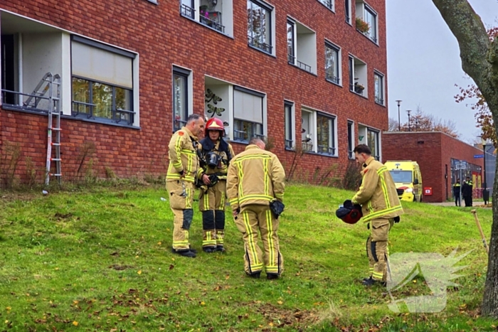 Brandweer redt bewoner en huisdier uit brandende woning