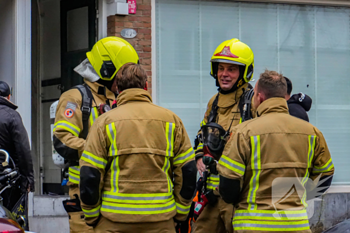 Veel zwarte rook in woning, kind nagekeken