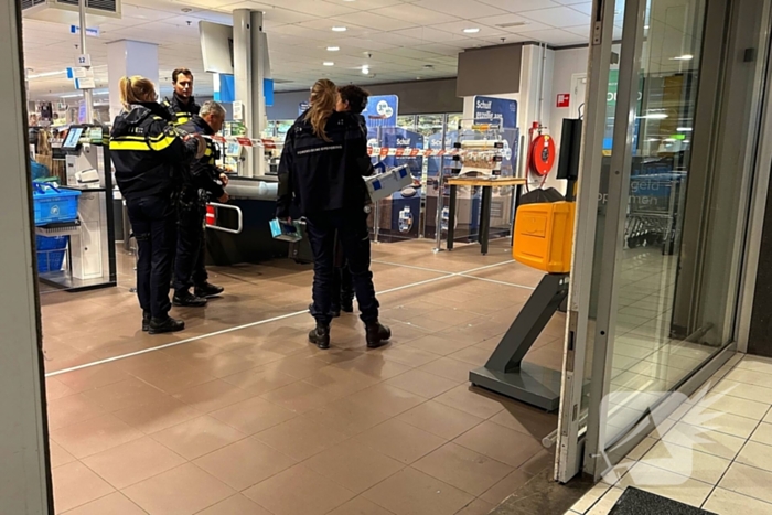 Forensische Opsporing verricht onderzoek in supermarkt na overvalsmelding