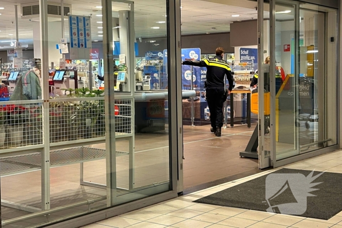 Forensische Opsporing verricht onderzoek in supermarkt na overvalsmelding