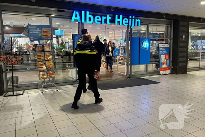 Forensische Opsporing verricht onderzoek in supermarkt na overvalsmelding