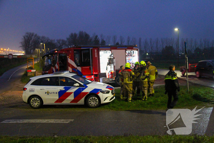 Dame uit ijskoude rivier gered