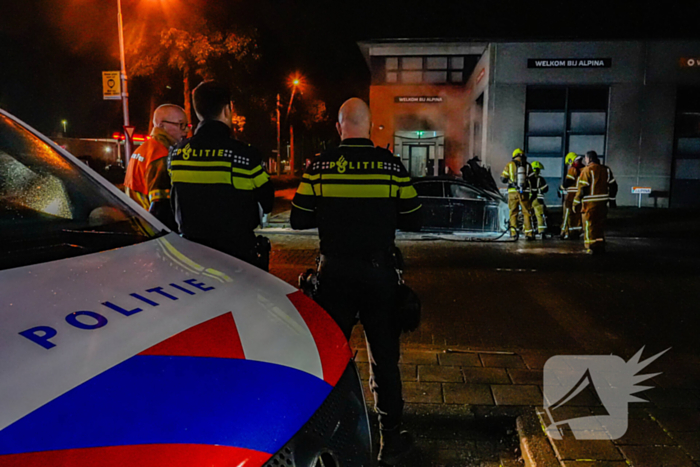 Brandweer blust brandende auto