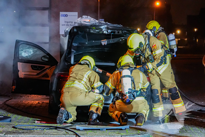 Brandweer blust brandende auto