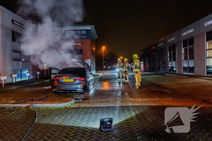 Brandweer blust brandende auto