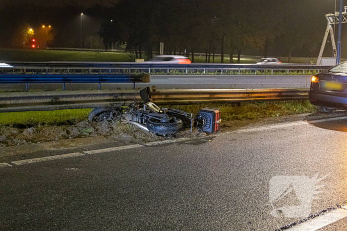 Motorrijder gaat onderuit