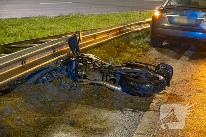 Motorrijder gaat onderuit