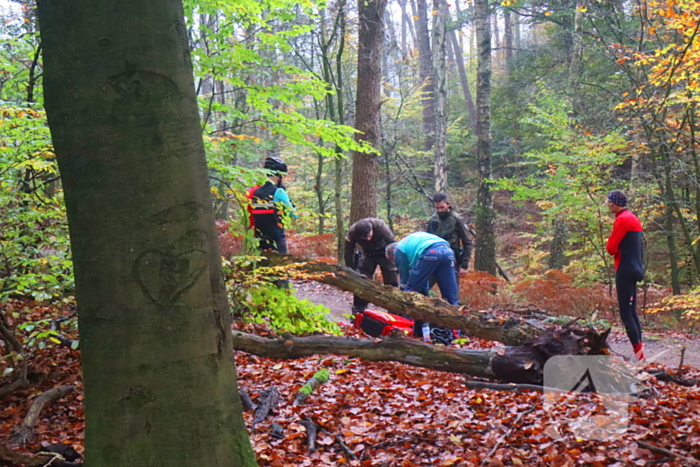 Mountainbiker gaat onderuit, boswachter brengt ambulancepersoneel naar slachtoffer