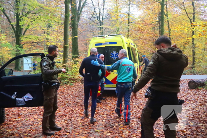 Mountainbiker gaat onderuit, boswachter brengt ambulancepersoneel naar slachtoffer