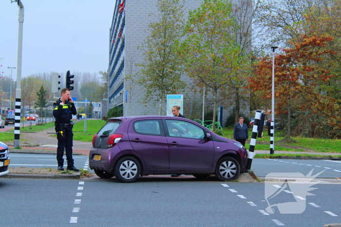 Automobilist klapt op paal