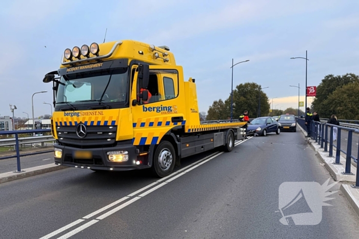 Auto botst op brugreling