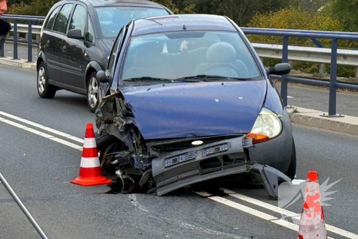 Auto botst op brugreling