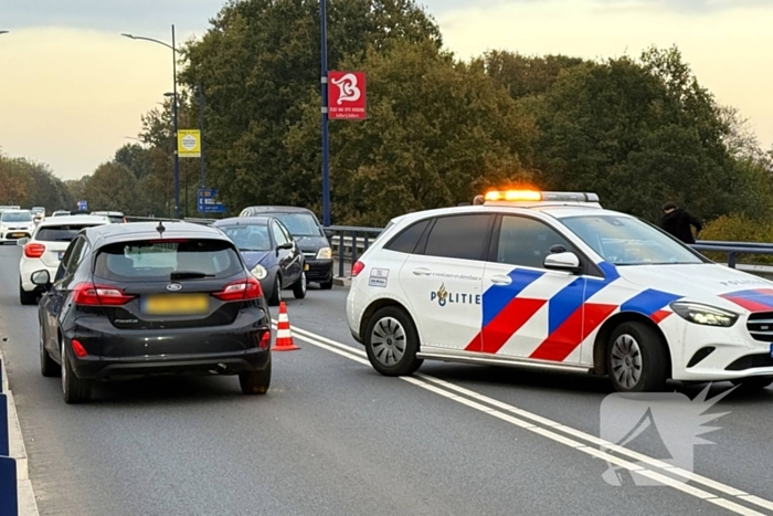 Auto botst op brugreling