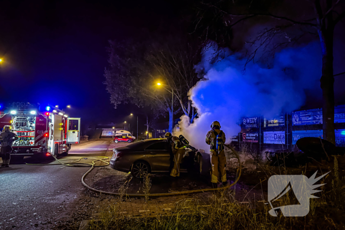 Geparkeerde auto vliegt in brand