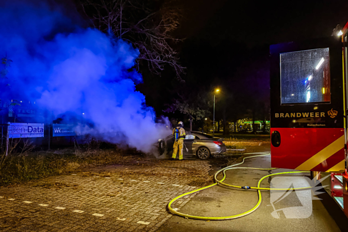 Geparkeerde auto vliegt in brand