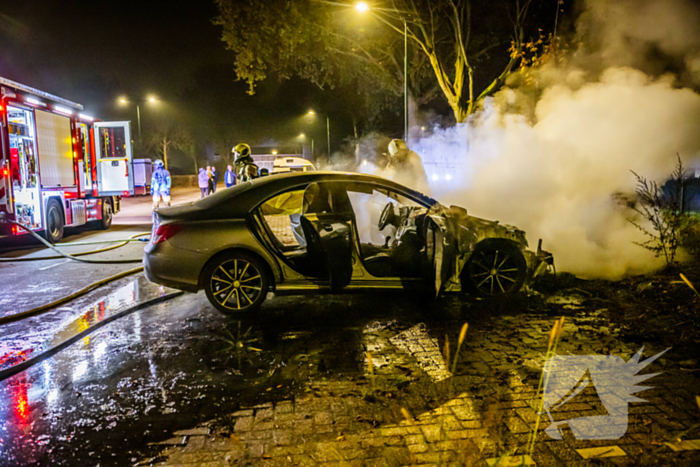 Geparkeerde auto vliegt in brand