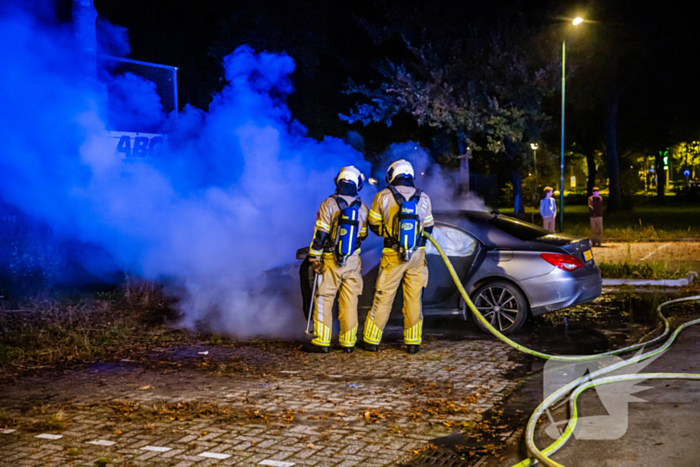 Geparkeerde auto vliegt in brand