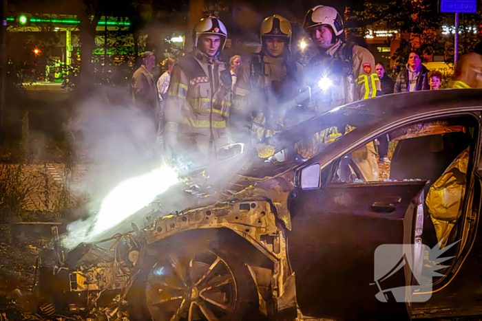 Geparkeerde auto vliegt in brand