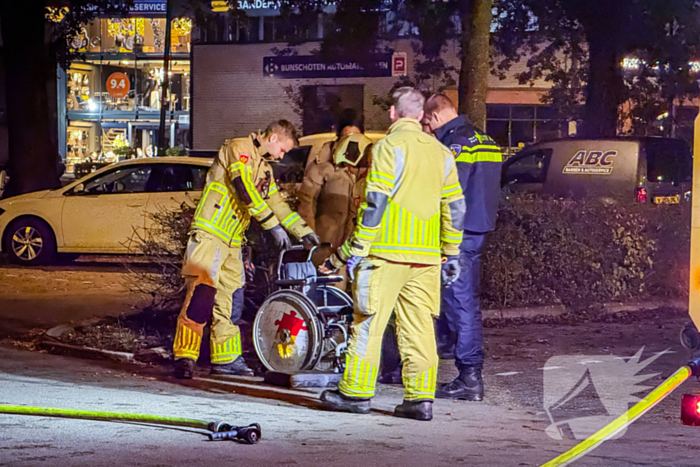 Geparkeerde auto vliegt in brand