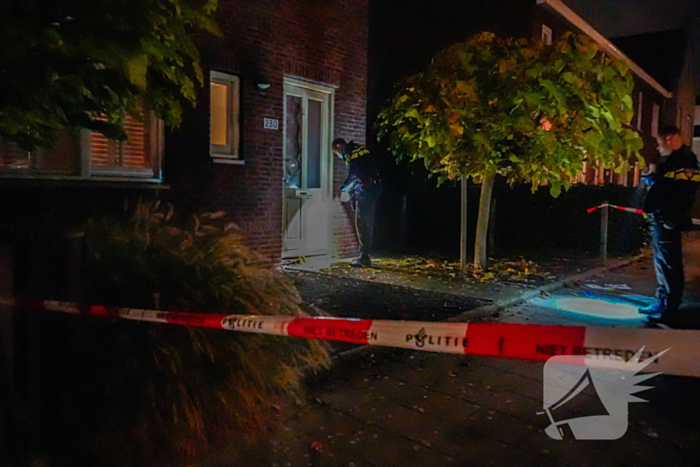 Veel schade aan voordeur door explosie