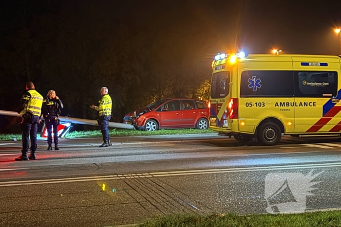 Bestuurder verliest macht over stuur en klapt op lantaarnpaal