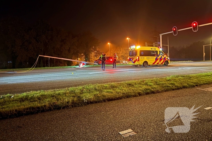 Bestuurder verliest macht over stuur en klapt op lantaarnpaal