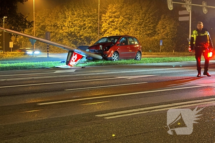 Bestuurder verliest macht over stuur en klapt op lantaarnpaal