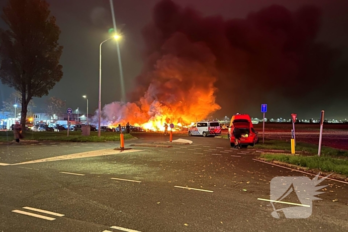 Meerdere voertuigen uitgebrand bij zeer grote brand