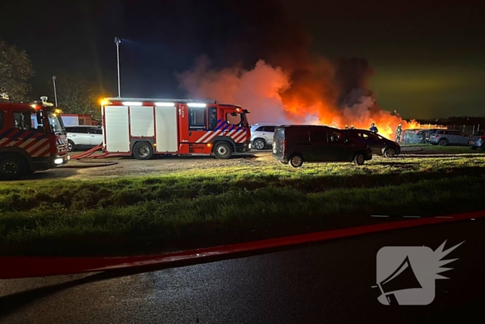 Meerdere voertuigen uitgebrand bij zeer grote brand