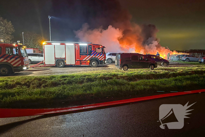 Meerdere voertuigen uitgebrand bij zeer grote brand