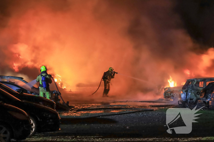 Meerdere voertuigen uitgebrand bij zeer grote brand