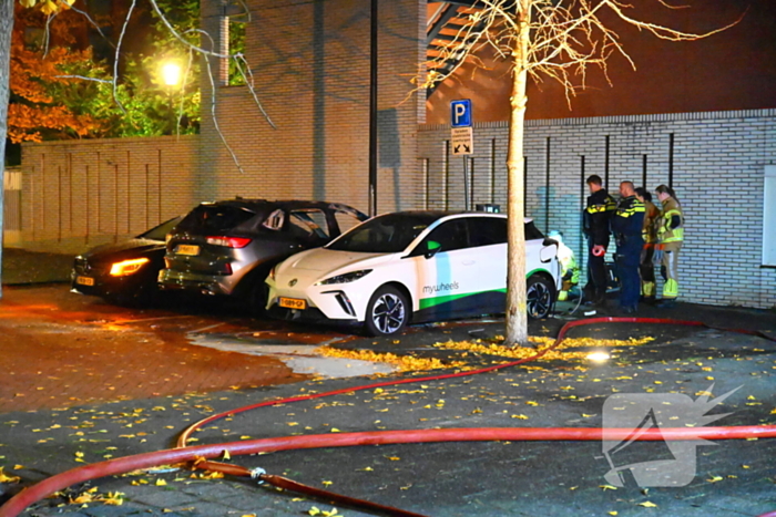 Autobrand na explosie bij elektrische auto