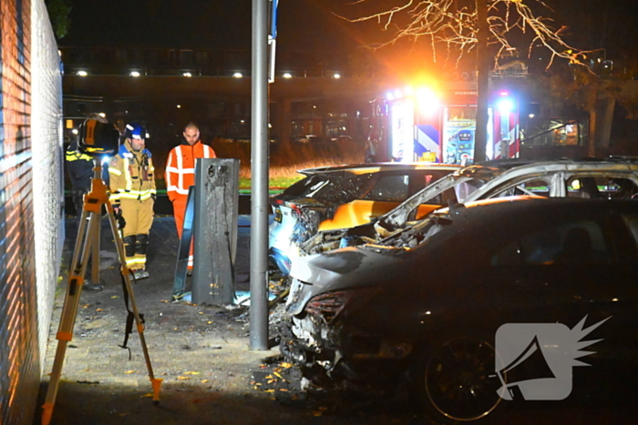 Autobrand na explosie bij elektrische auto