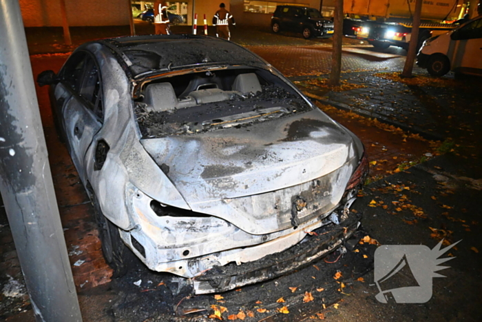 Autobrand na explosie bij elektrische auto