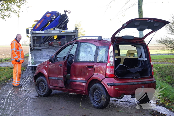 Bestuurster gewond nadat deze met auto te water raakt