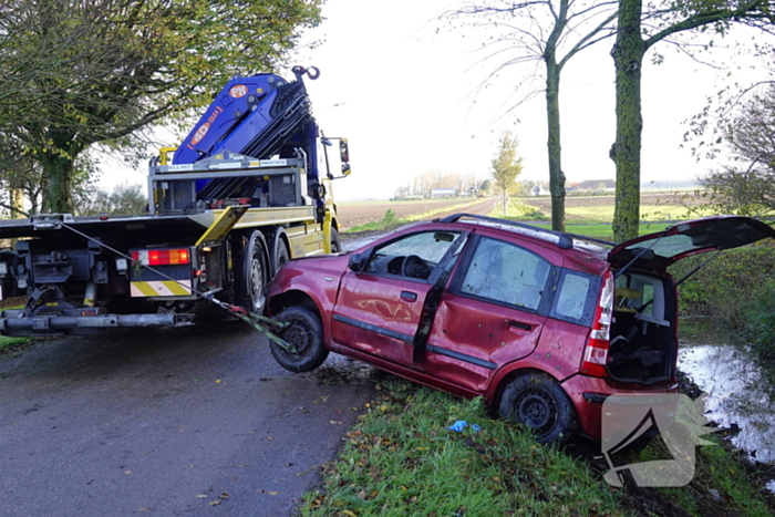 Bestuurster gewond nadat deze met auto te water raakt