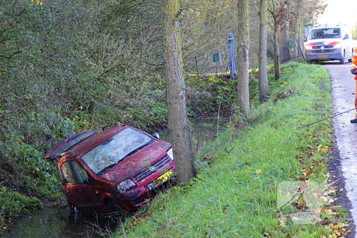 Bestuurster gewond nadat deze met auto te water raakt