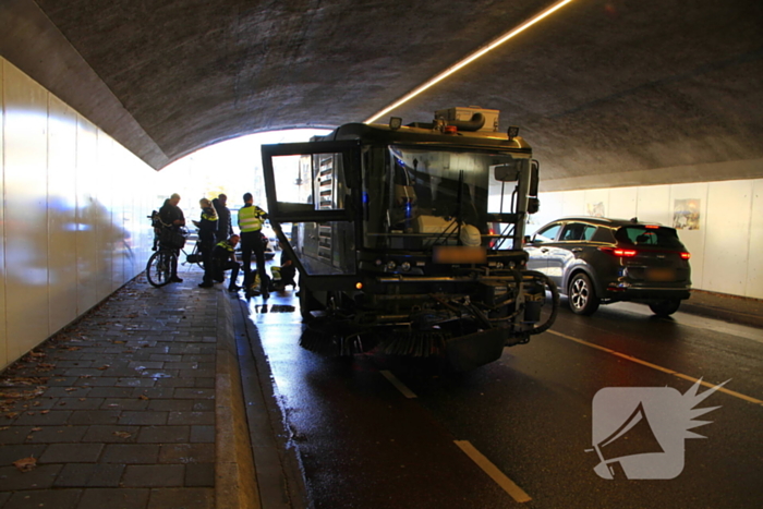 Fietser aangereden door veegwagen